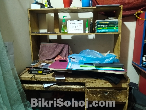 কাঠের বড় টেবিল